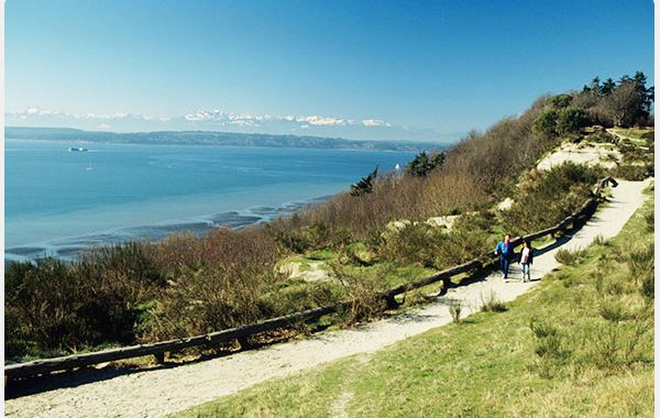 People On Trail Discovery Park Seattle 600x380